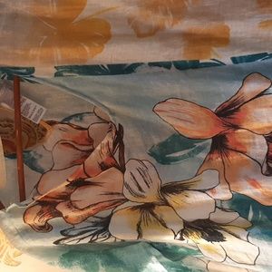 Chico over size top..linen mix...label parcel coming off. Dress up or dress down